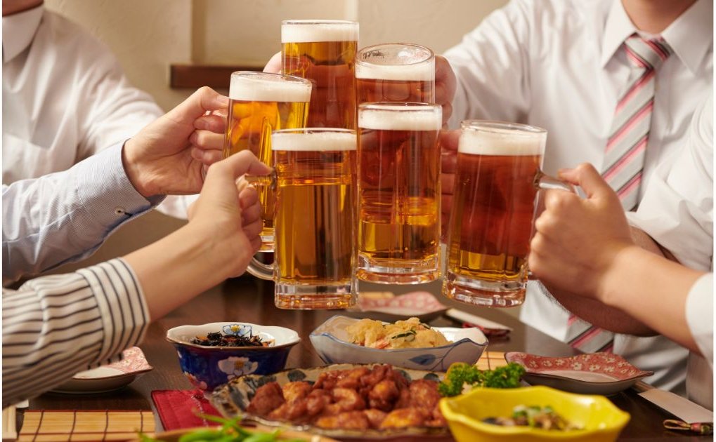 忘年会でビールで乾杯する様子