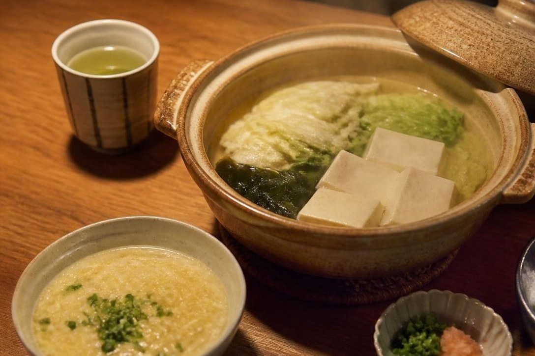 飲み会翌日の回復日におすすめの、温かく胃にやさしい湯豆腐と雑炊